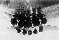 Бомбодержатель Орлова (с подвеской десяти 
                  15-кг бомб)