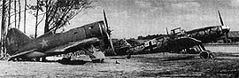 Непримиримые враги бок о бок. Оставленный при отступлении 
      И-16 и Bf.109F из JG.54