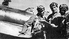 Лейтенант Чирков из 158-го 
    ИАП ЛенВО инструктирует своих ведомых перед вылетом, июль 1941 года