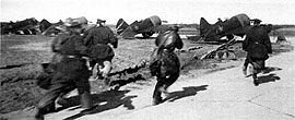 Лётчики 13-го ИАП КБФ по тревоге спешат к своим И-16 тип 24, 1940 г.
