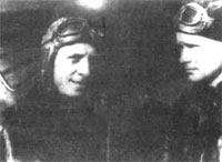 Командир эскадрильи И-16СПБ 
  капитан Шубиков и командир 96-й ОИАЭ ВВС ЧФ капитан Коробыстин